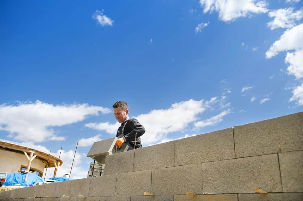 Mutuelle santé pour micro-entrepreneurs dans le bâtiment : quelles solutions