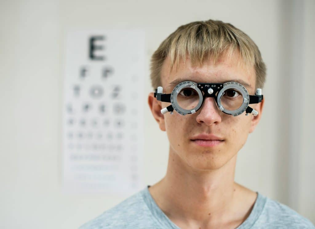 Lunettes ou lentilles : Quelle solution choisir pour votre vue